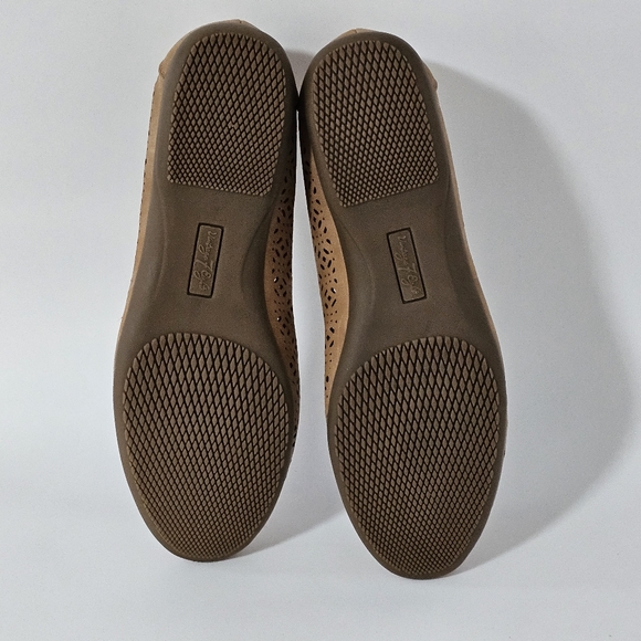 Vintage 7 Eight Carcy Tan Faux Leather Perforated Flats Size 10 - Picture 6 of 8